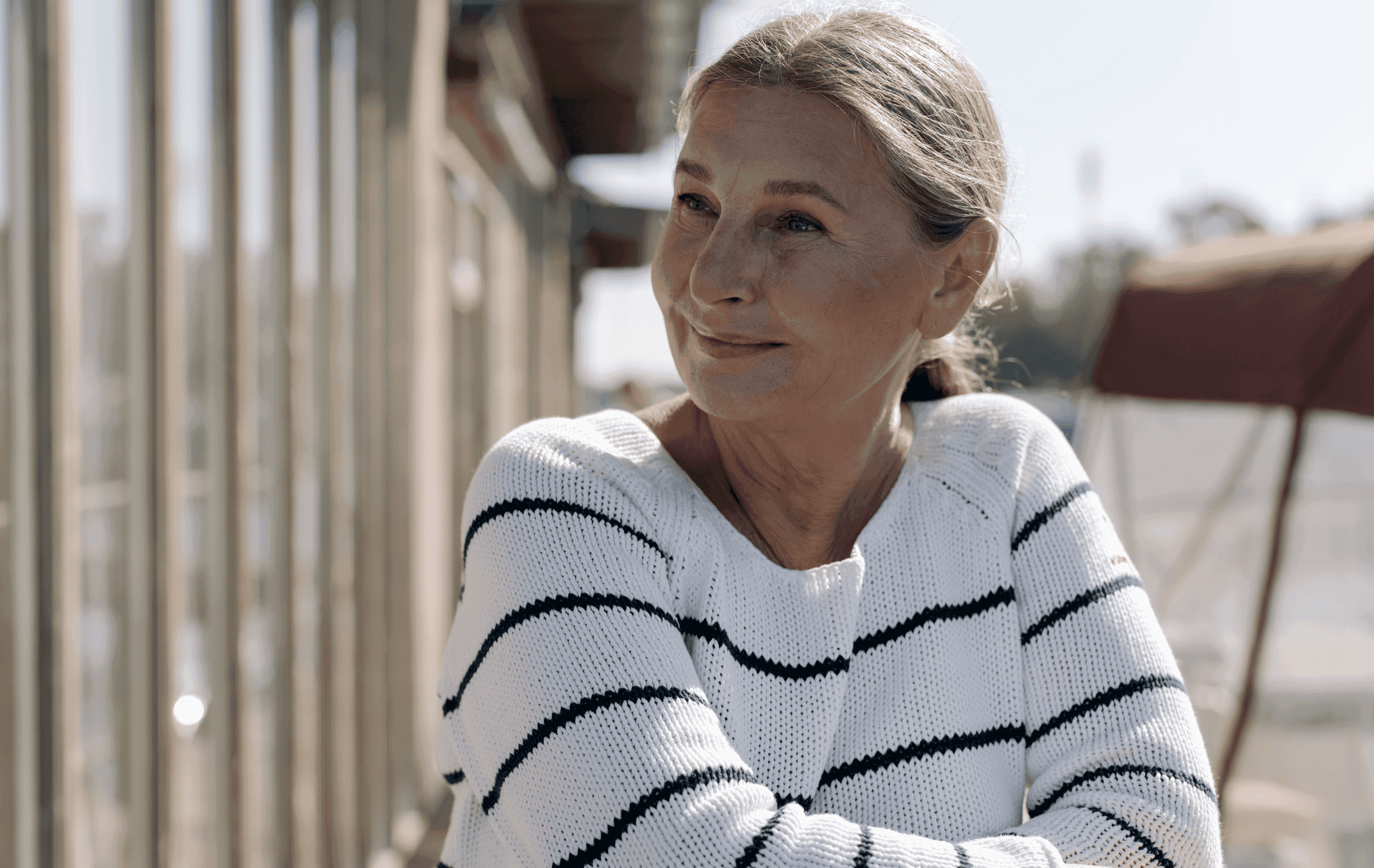 Femme de plus de 45 ans souriante, patiente Vision Laser Genève